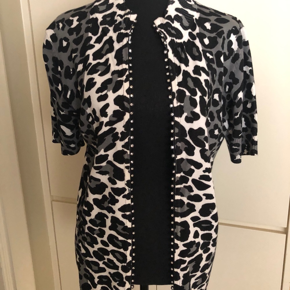 Cute animal print short sleeved sweater!